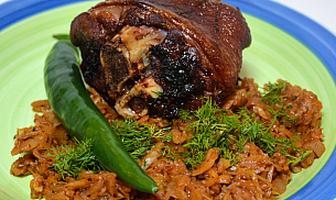 Ciolan de porc afumat cu varza calita si ardei iute